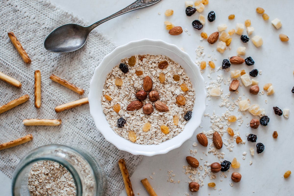 Colazione sana equilibrata con proteine, carboidrati e grassi salutari
