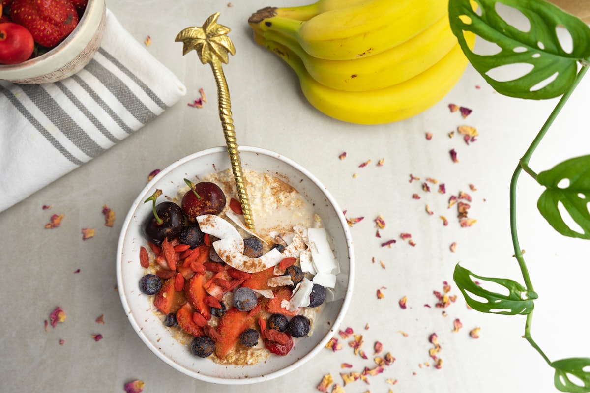 Smoothie bowl con frutti di bosco, granola e cocco